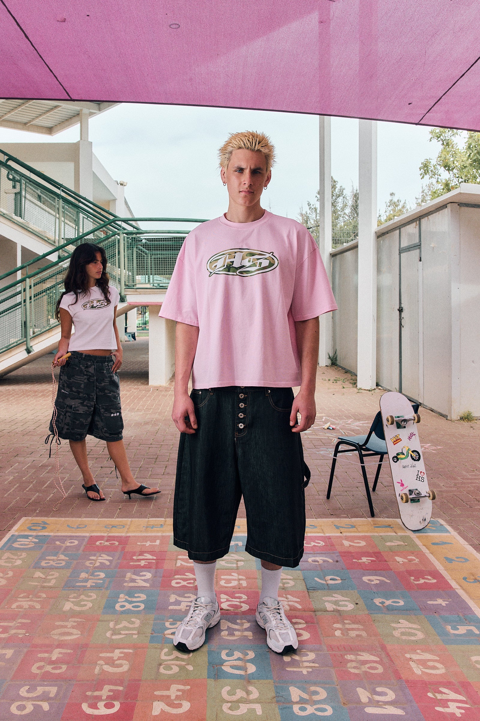 pink tshirt