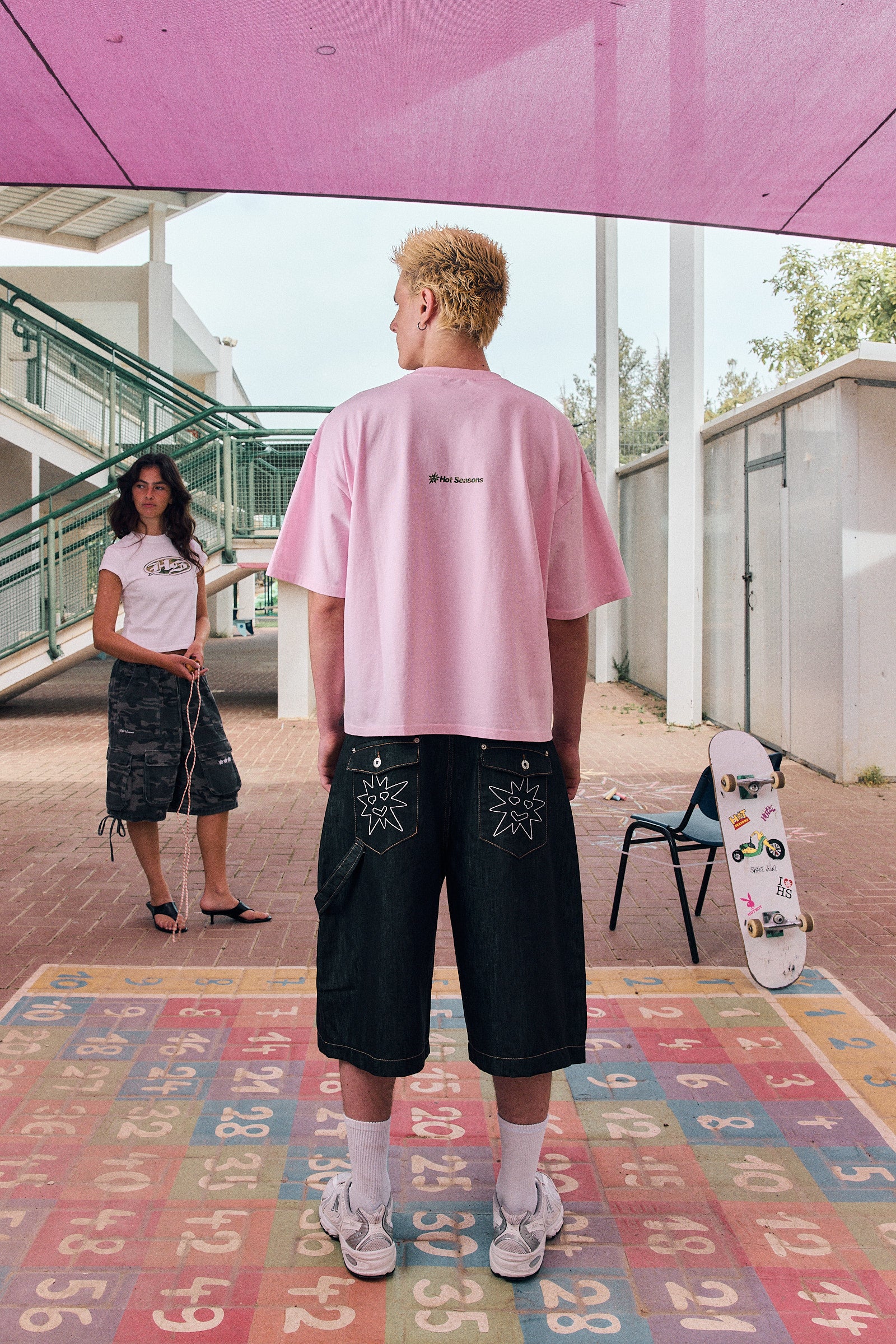 pink tshirt
